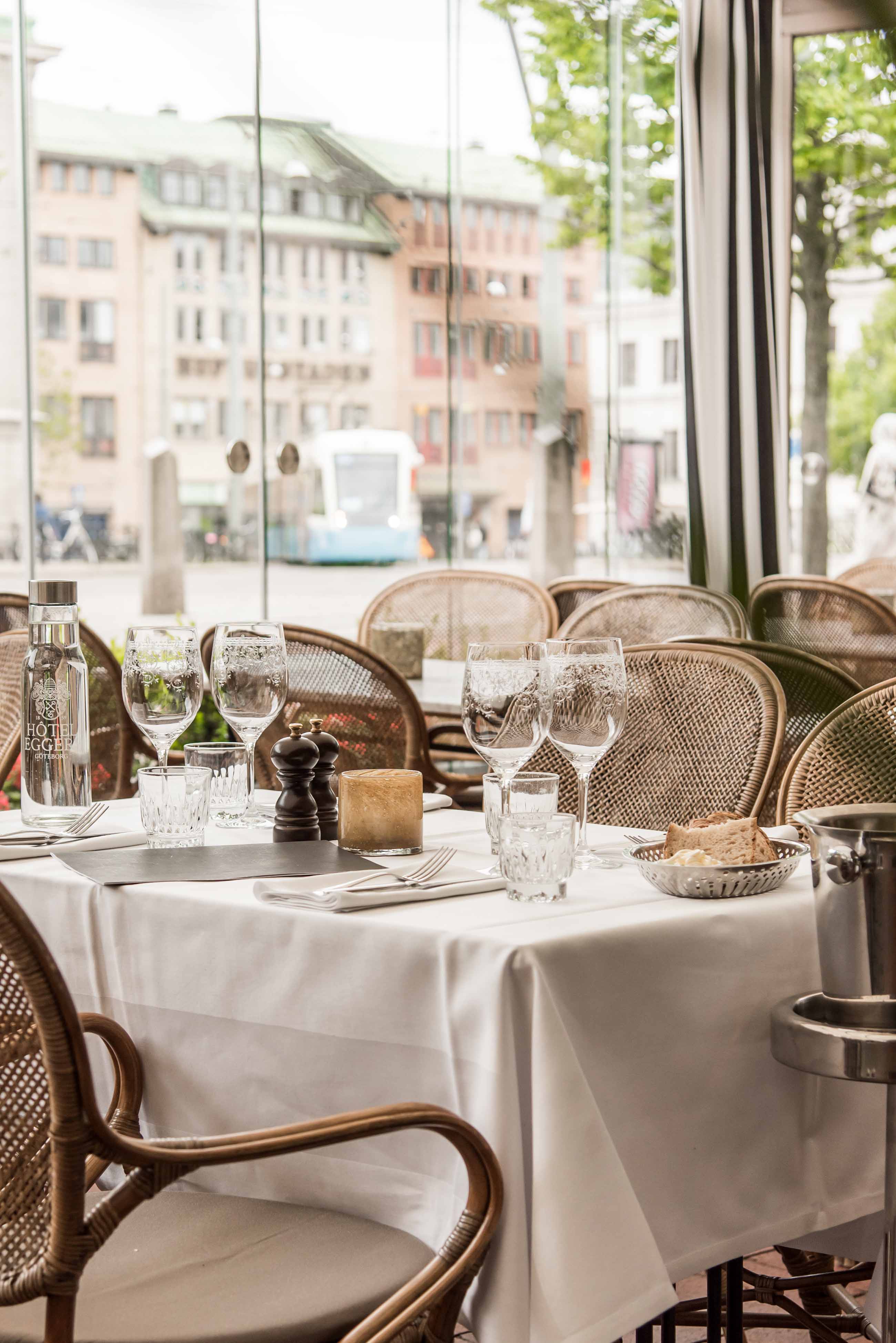 Dukade bord på Eggers veranda
