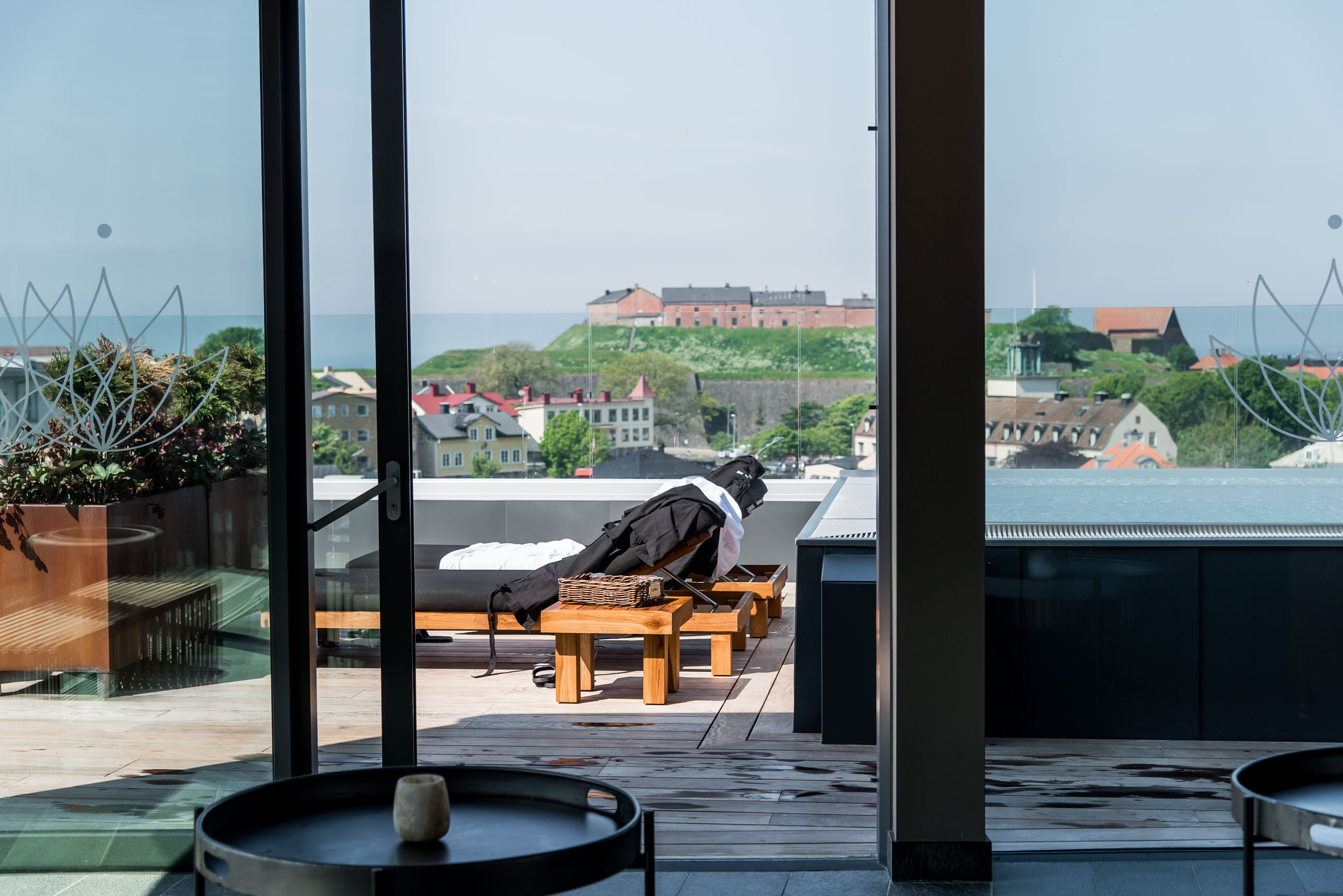 Takterrass med utomhuspool och utsikt över Varbergs fästning